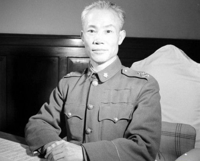 杜聿明向蒋介石报告：郭汝瑰是地下党，理由是家里沙发有补丁