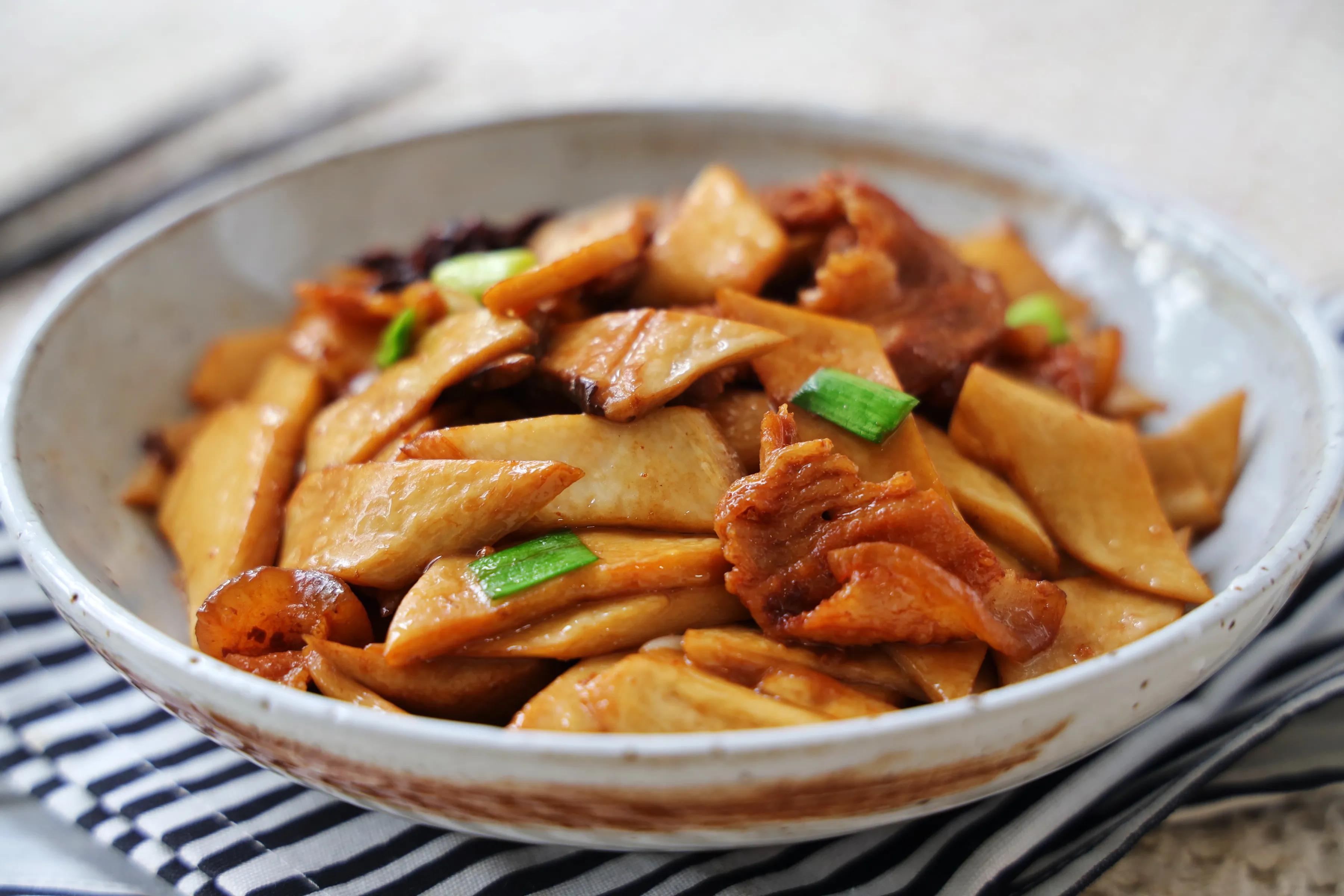 立夏了，這樣的小炒菜要多吃，葷素搭配，營養下飯，孩子超愛吃