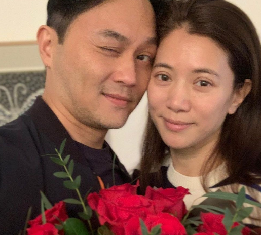 袁詠儀和張智霖一同出行，曬合照秀恩愛，魔童現身評論區“搗亂”