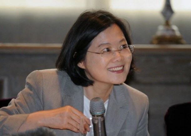 美国议员乘军机窜访台湾，已经触及大陆动武红线？有3点必须警惕