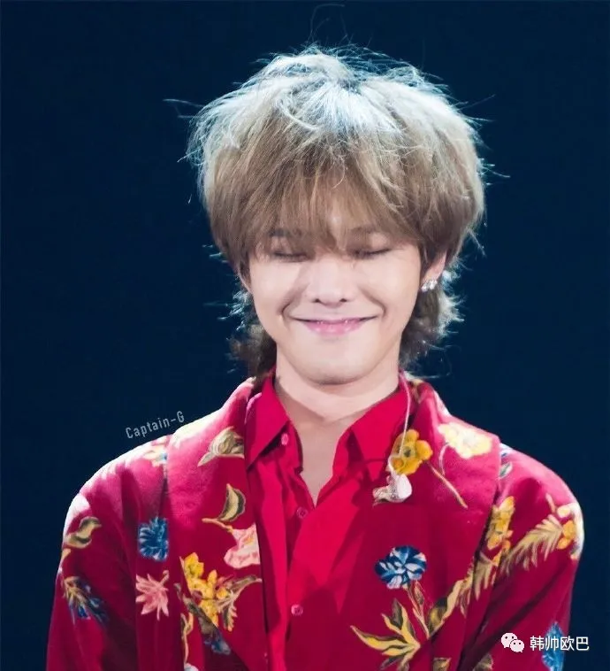 被很多人夸赞为绝美发型的,这位男团爱豆鲻鱼头时期