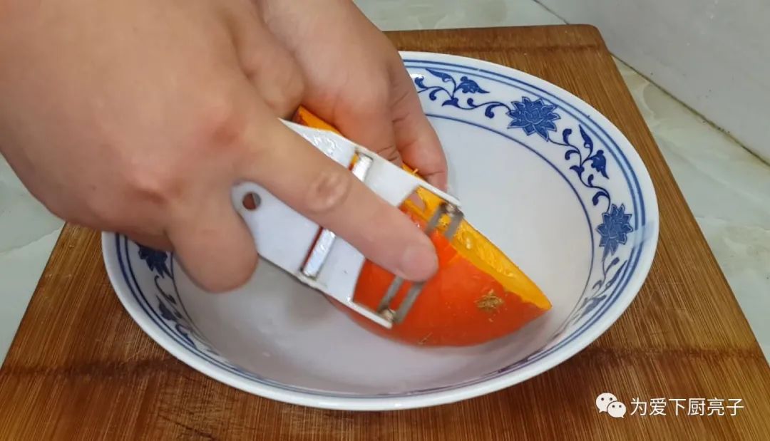 自制南瓜丸子的做法，锅里一炸，出锅不发硬不吸油，全家都抢着吃