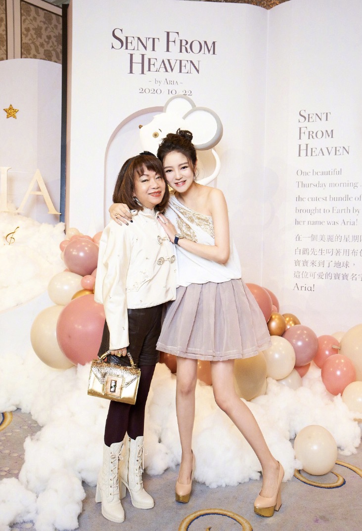 安以轩晒照为女儿庆双满月，一人抱俩妈妈力max，兄妹长相相似