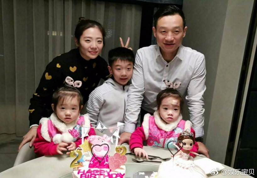 杨威带双胞胎女儿做手工，父女仨面对面像照镜子，豪宅奢华有品位