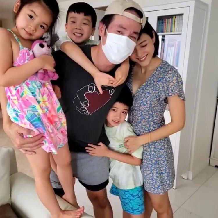 陳豪時隔2月和家人團聚，一家五口歡樂相擁，畫面溫馨有愛超幸福