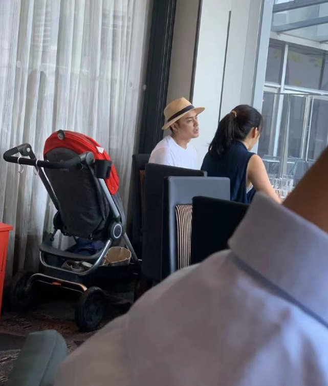 明道餐厅被偶遇，与老婆坐一起超恩爱，1岁儿子正脸曝光眉眼像他