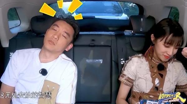 被夹在王嘉尔董思成中间时，baby坐姿谁注意？已