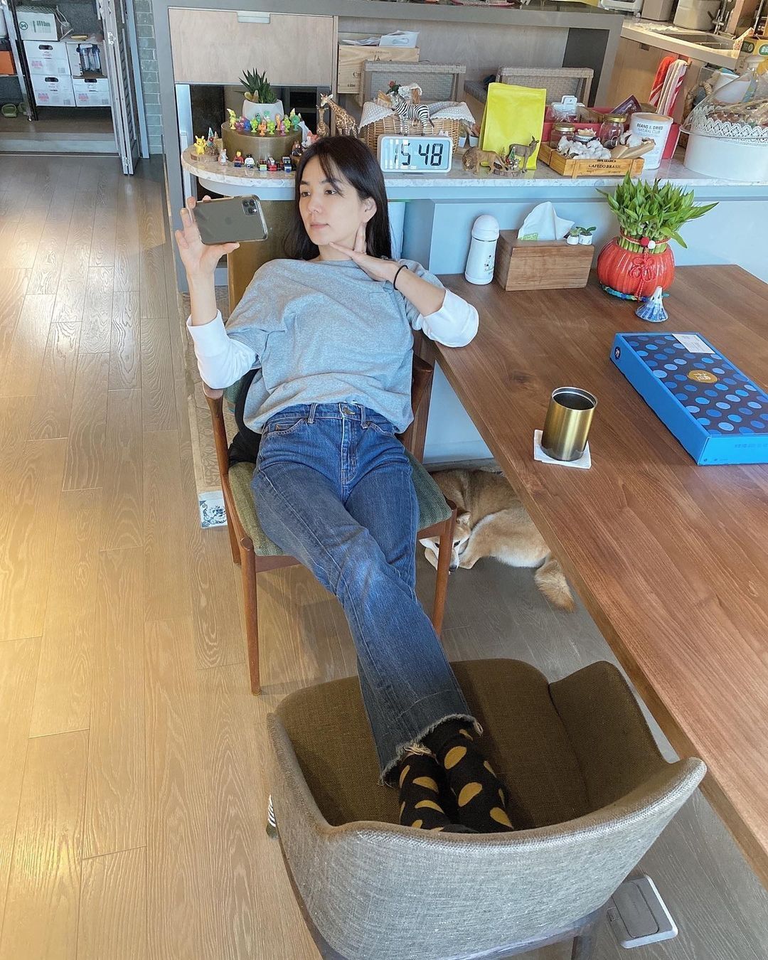 Ella與臉圓兒子看電視狗狗搶鏡，豪宅窗外景觀像城中村接地氣