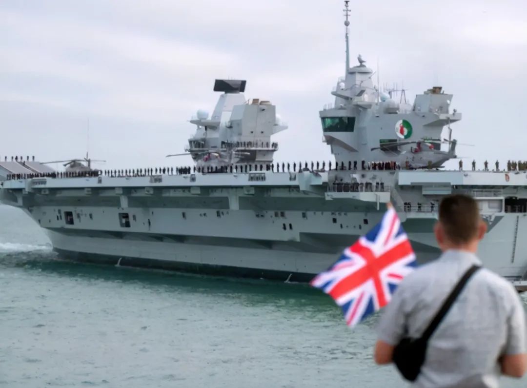英国航母闯入中国海域，来替日本报仇，结果未等中国出手撒腿就跑