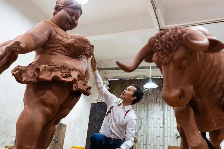 “肥女斗牛”泥稿放大，为西班牙而作