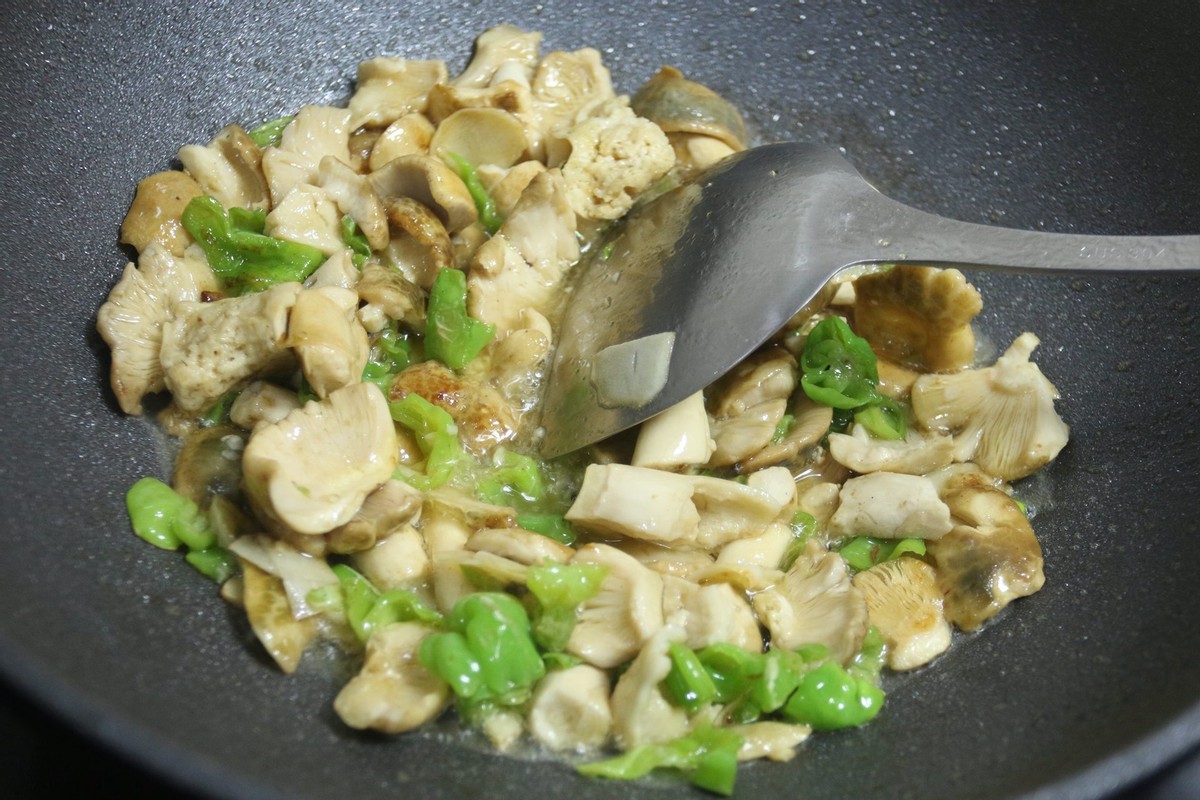 红伞伞遇上厚底锅 九阳晶钻，网友惊呼：不用躺板板