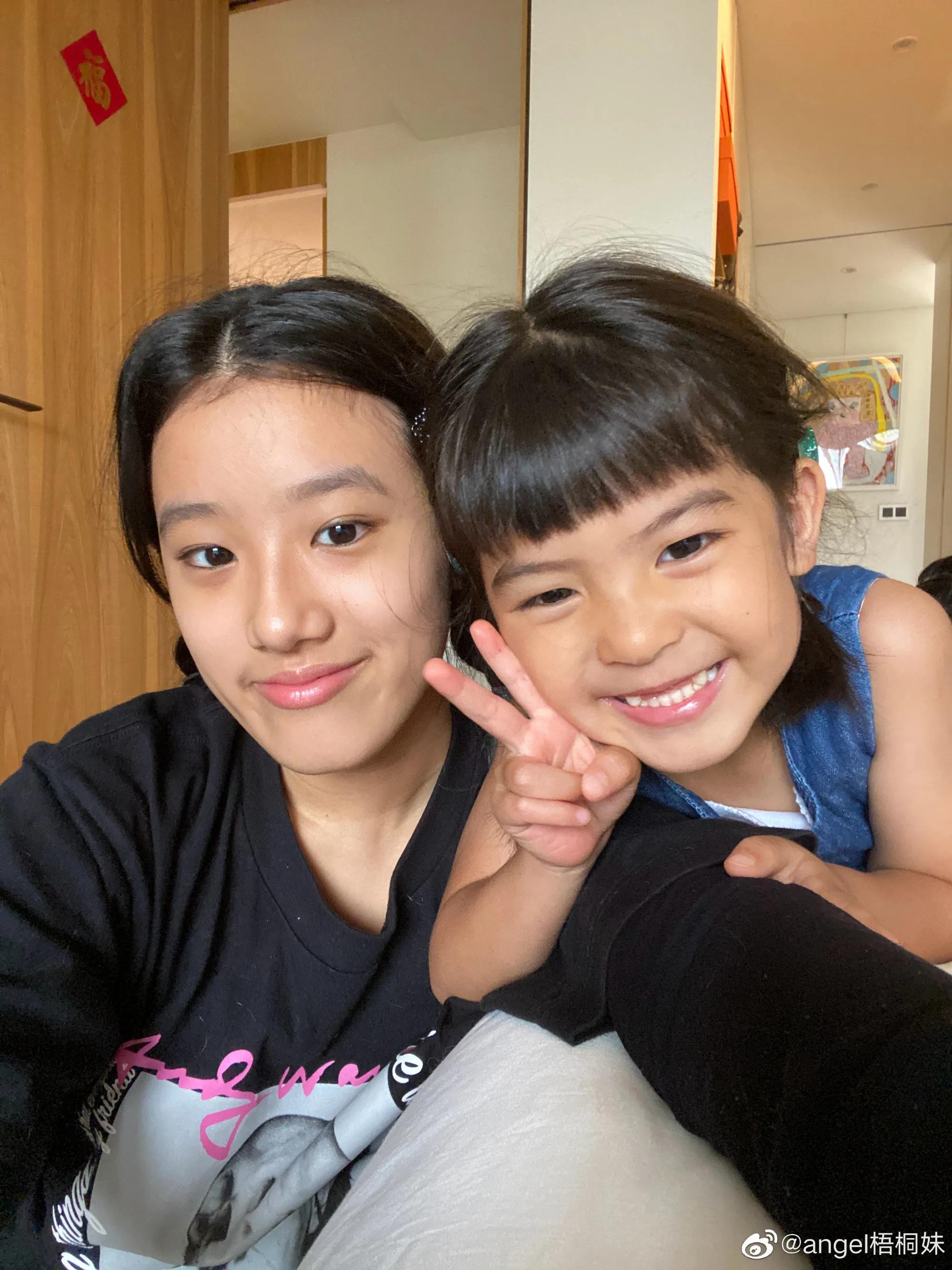 贾静雯大女儿晒三姐妹合照，吐舌卖萌好可爱，但bo妞脸上妆超抢镜