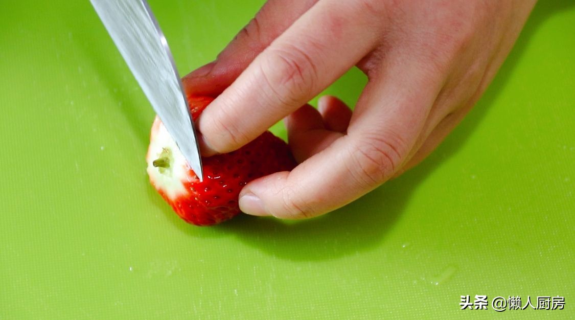 做糖葫蘆時，注意2點，做出來的糖葫蘆不黏牙，不粘手，不反沙