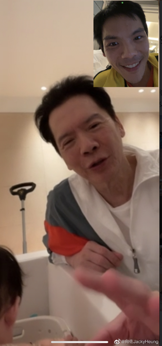 向佐父亲节晒全家福，全家人轮流抱小公主，女儿胖嘟嘟像极了向太