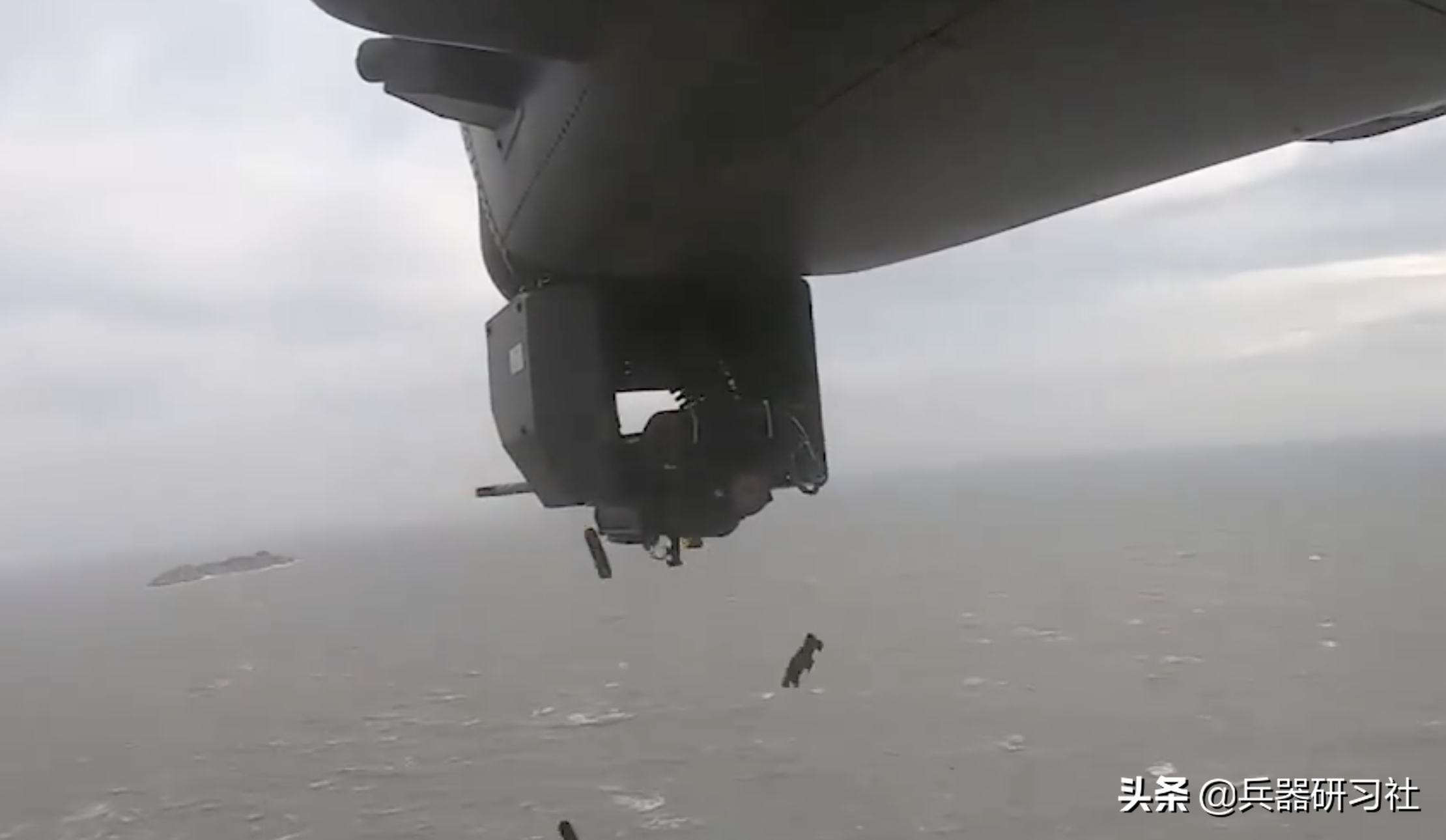 Military exercises on both the north and south sides of Taiwan Island ...