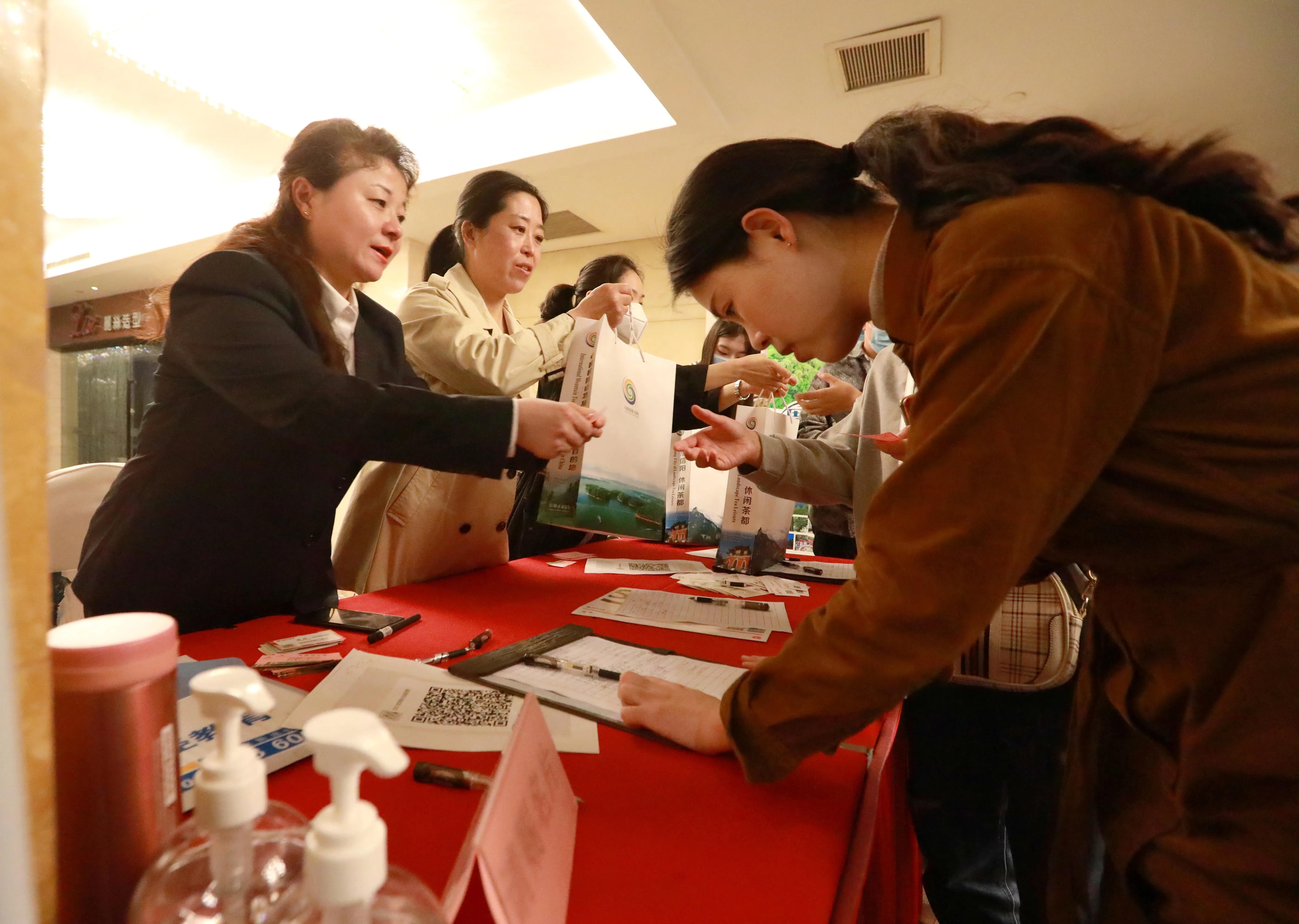 “看红看绿看蓝天、品山品水品毛尖”信阳旅游推介会走进郑州