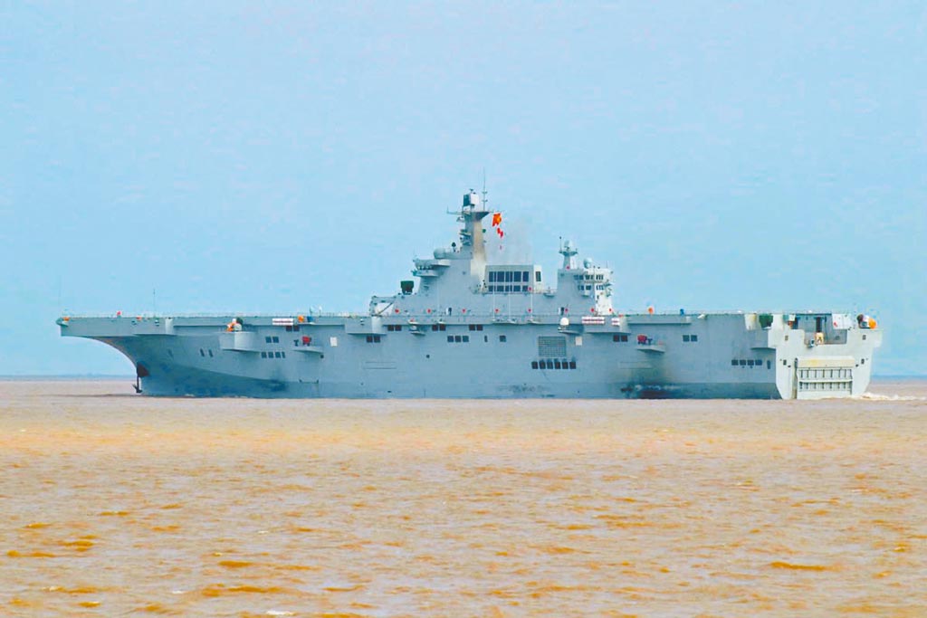 島內專家：台灣別只盯著解放軍戰機，大陸075兩棲艦穿越台灣海峽值得關注
