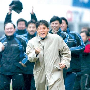 讓那英苦戀10年未婚生子、卻劈腿打人還吸毒，前國腳高峰現(xiàn)狀如何
