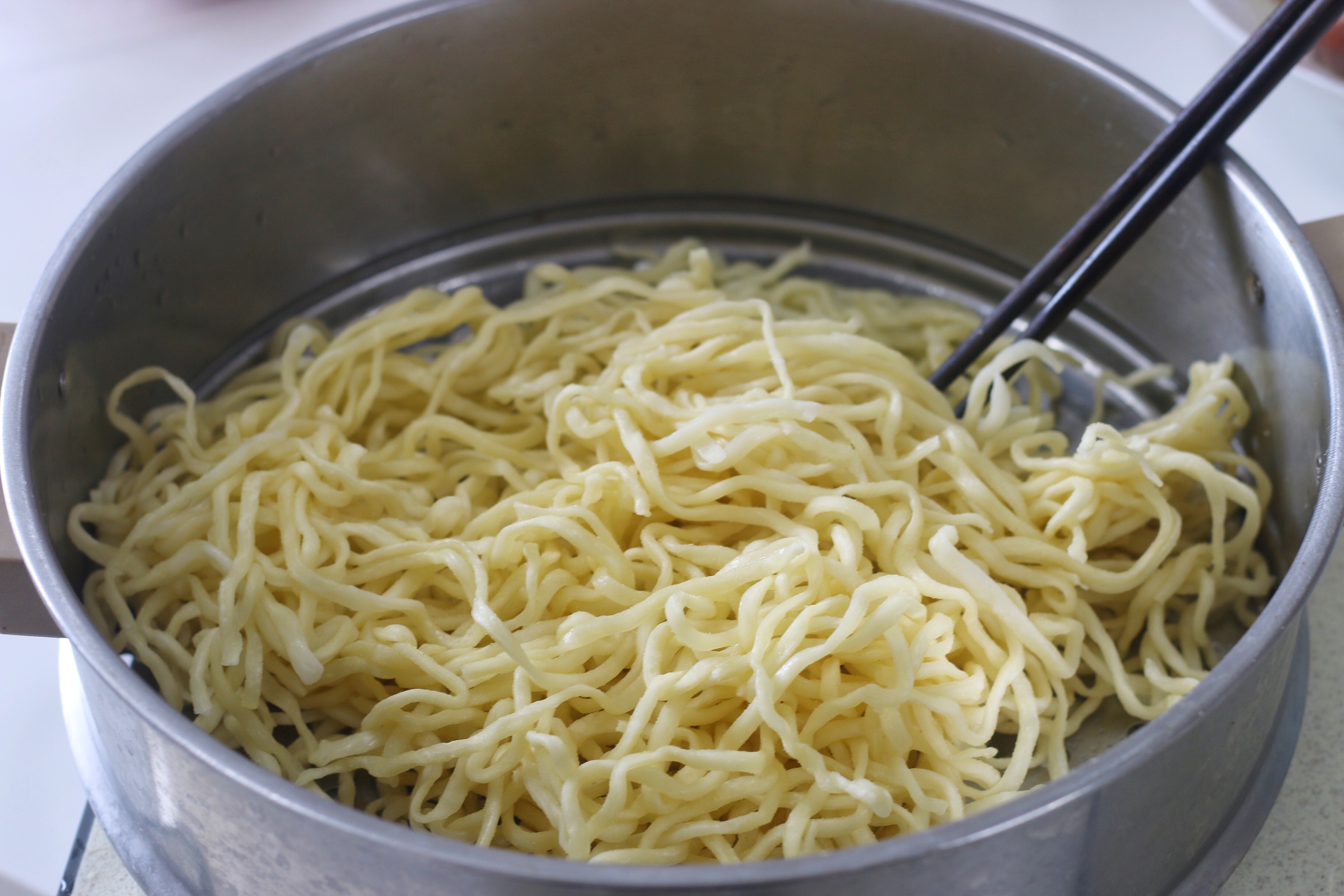 炒麵時，麵條先蒸再炒，根根分明，好吃入味，味道不比飯店差