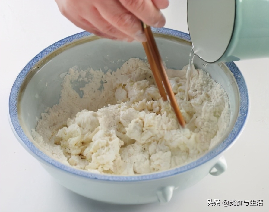 教你在家做春捲，從攤餅皮到成品，步驟簡單詳細，宴客上桌真不錯