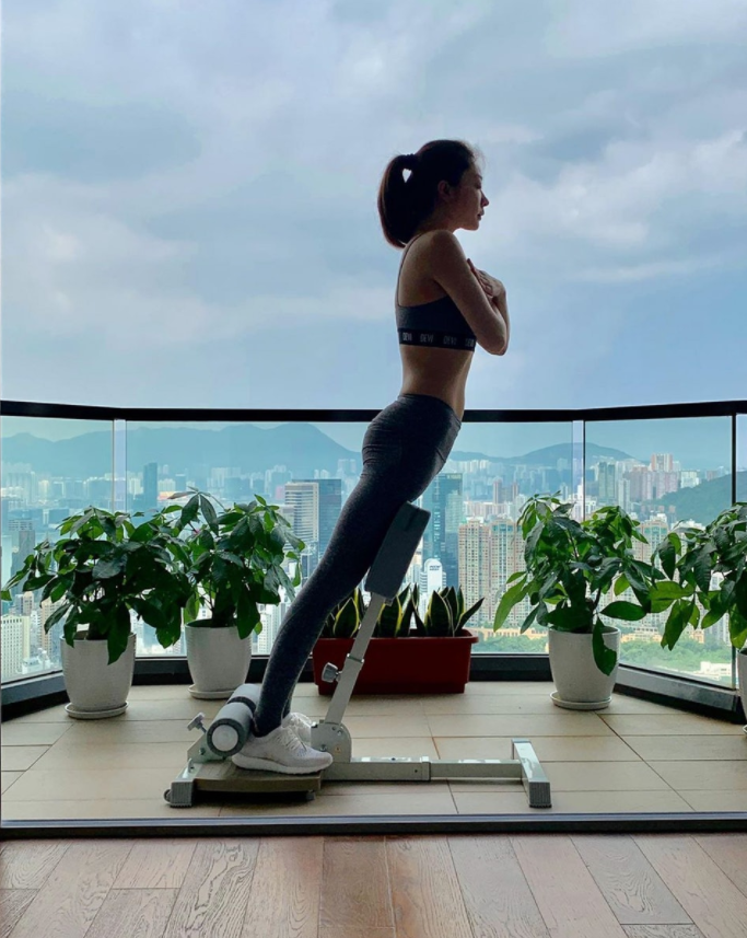 熊黛林晒亲子时光，夫妻带女儿在家打高尔夫，网友却聚焦豪宅面积