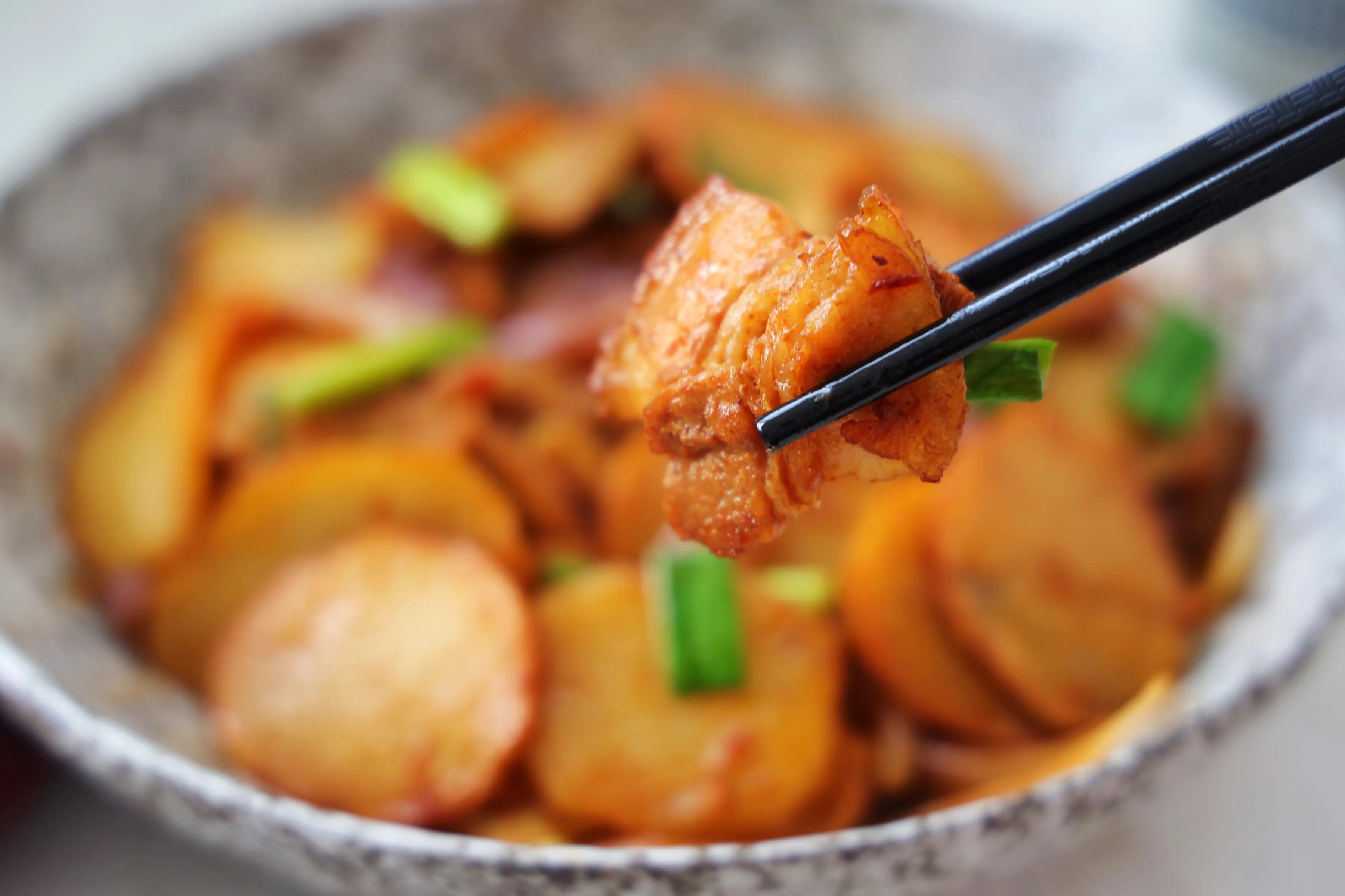 土豆這樣吃太美味，鮮香下飯，比干鍋土豆還過癮，顏值高更有食慾