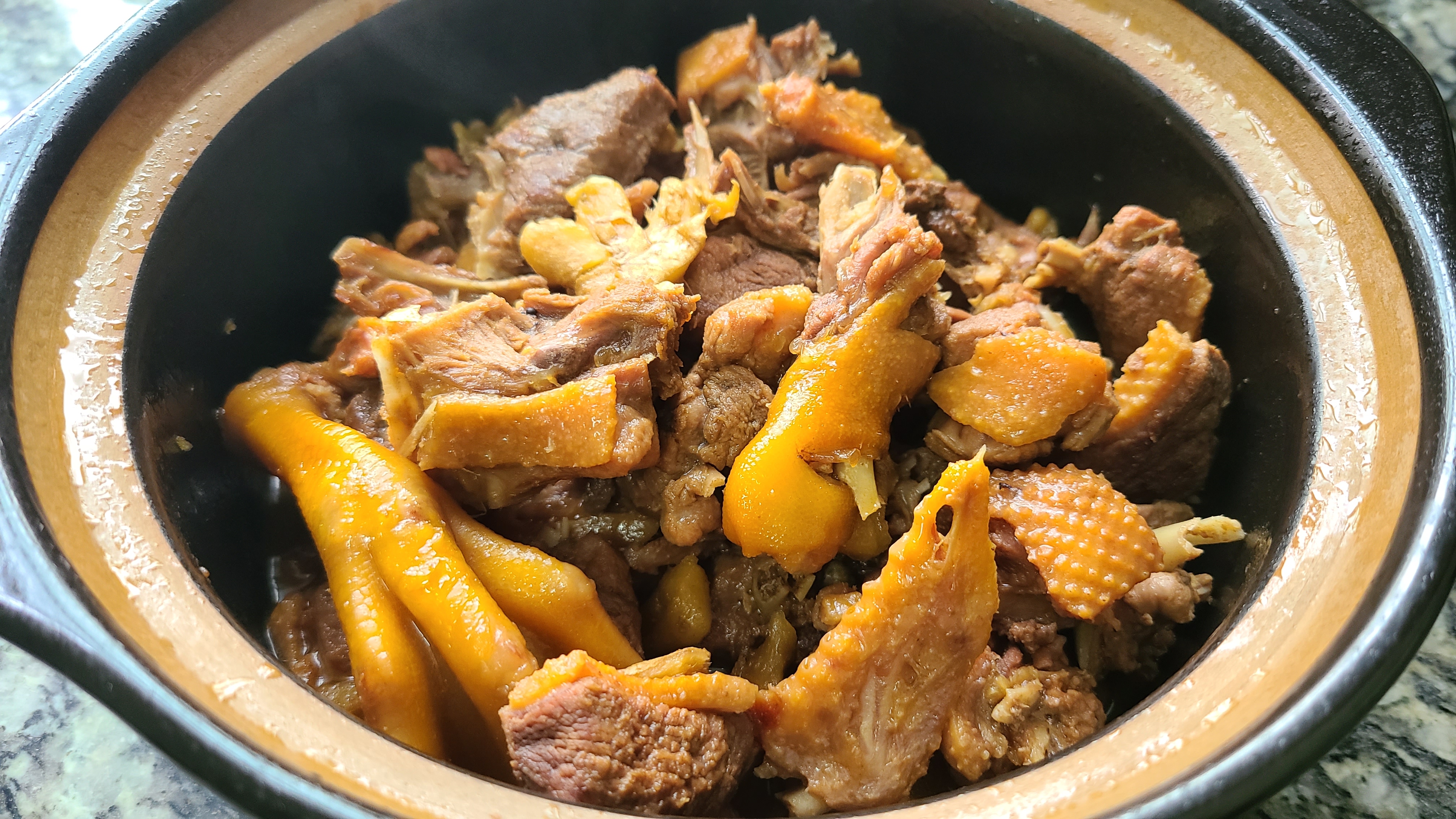 姜酒鸭，用米酒做出来的一道广东菜，简单好吃，香喷喷的