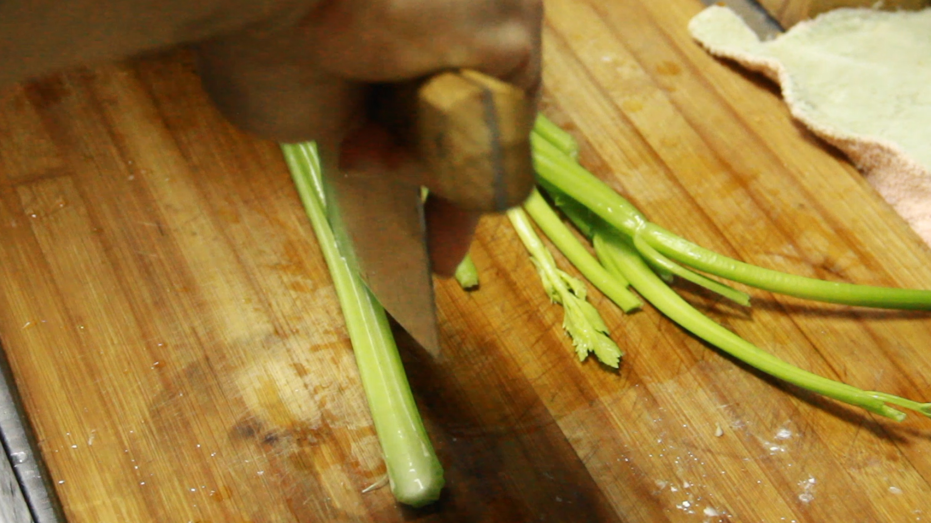 图片[8]-饭店招牌菜芹菜炒杏鲍菇做法？（带视频-起舞食谱网