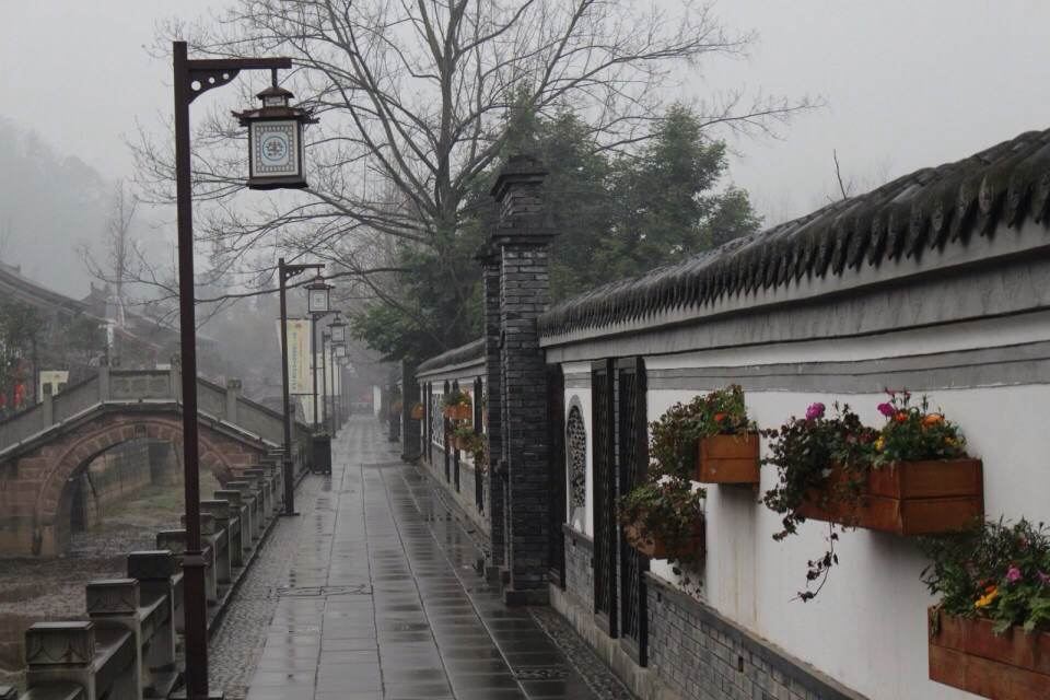 There is a thousand-year-old town in western Sichuan, famous for its landscape