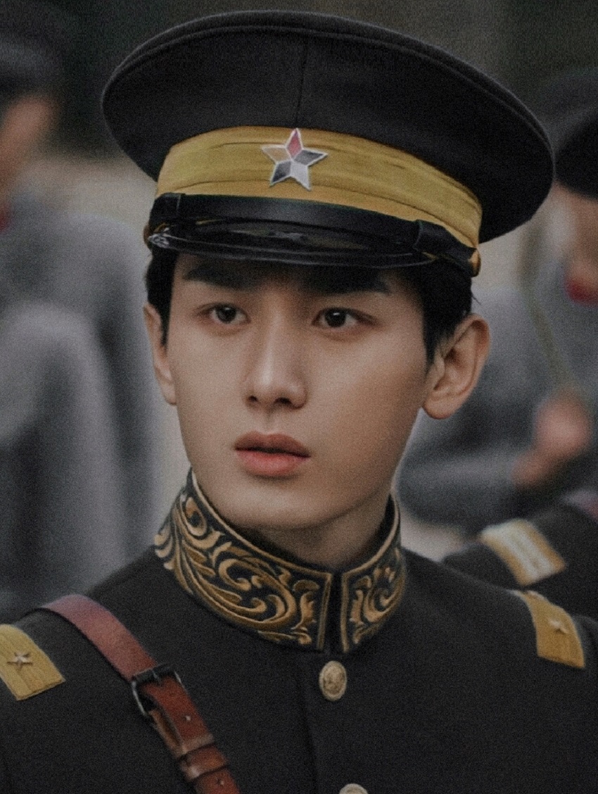 Which one is better in military uniform style?Chen Xingxu's new play ...