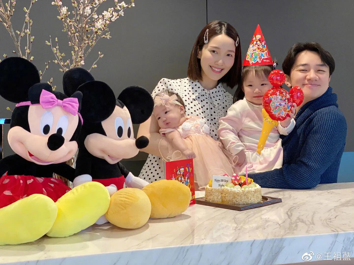 王祖藍曬倆女兒同框照問像誰，妹妹和姐姐一模一樣，雙胞胎既視感