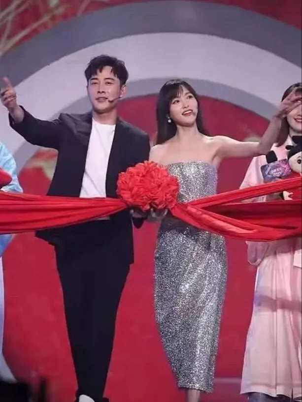 唐嫣生娃后大变样，剪齐刘海穿抹胸裙