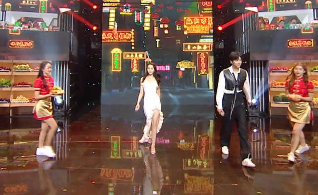 热巴直播时被求婚，汪涵慌忙抓住男人手腕，谁