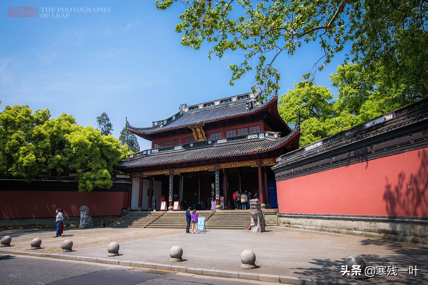 秦桧跪像(杭州岳庙秦桧像跪了800年，其后人要求拆除，网友炸锅景区表态了)