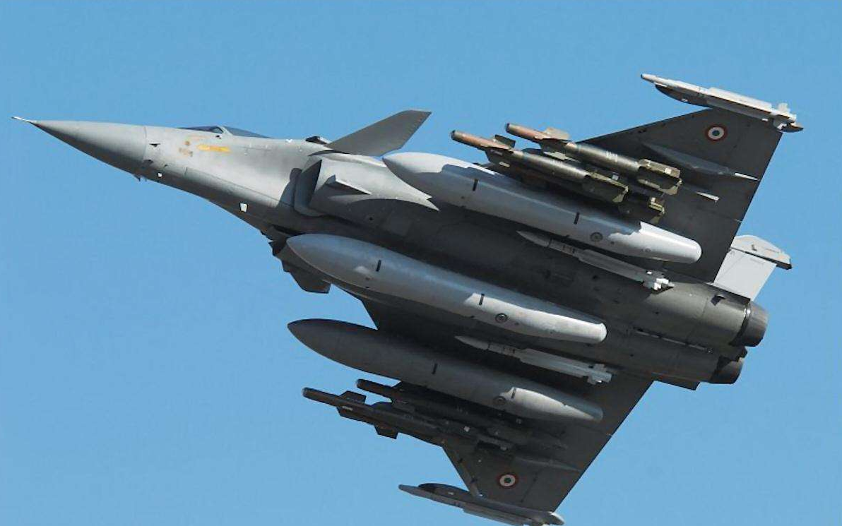 危险邻居向美展开怀抱，450架战机已对准亚洲，