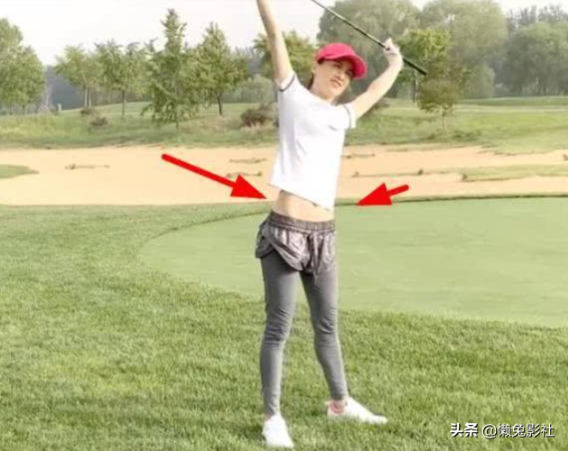 黄圣依打高尔夫马甲线抢镜，两孩子妈妈，如何把身材保持的这么好