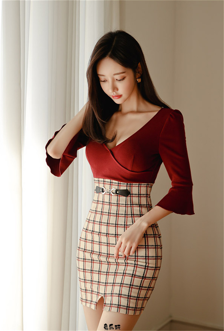 孙允珠:赤霞珠红酒愠色扇叶蝶形衣裙