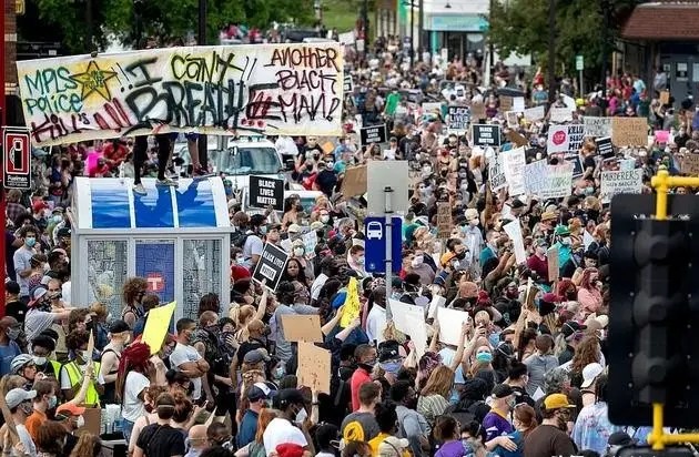 美国再爆？百万美国民众再次涌上街头，只因为