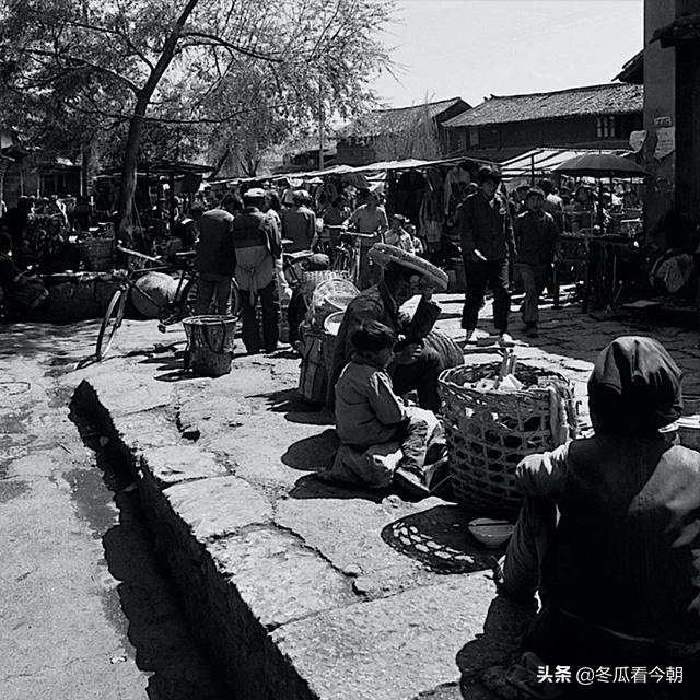丽江古城1988年，商业化前的古镇生活，吃苦耐劳的纳西女人