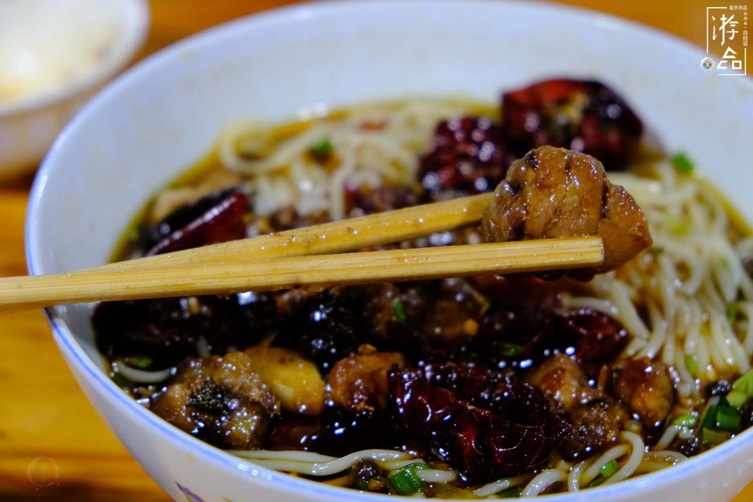 越洋肖氏老米线：杨家坪人从小吃到大，酸菜肉丝加辣子鸡只要17元