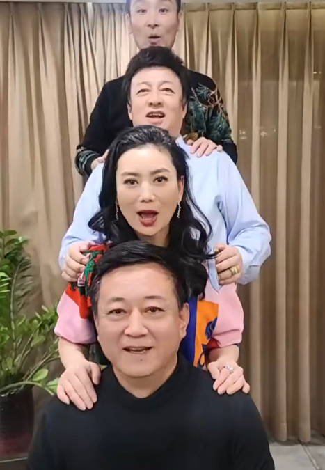 主持人朱军80岁岳母罕露面，穿旗袍戴三圈珍珠，娇妻蚂蚁腰抢镜