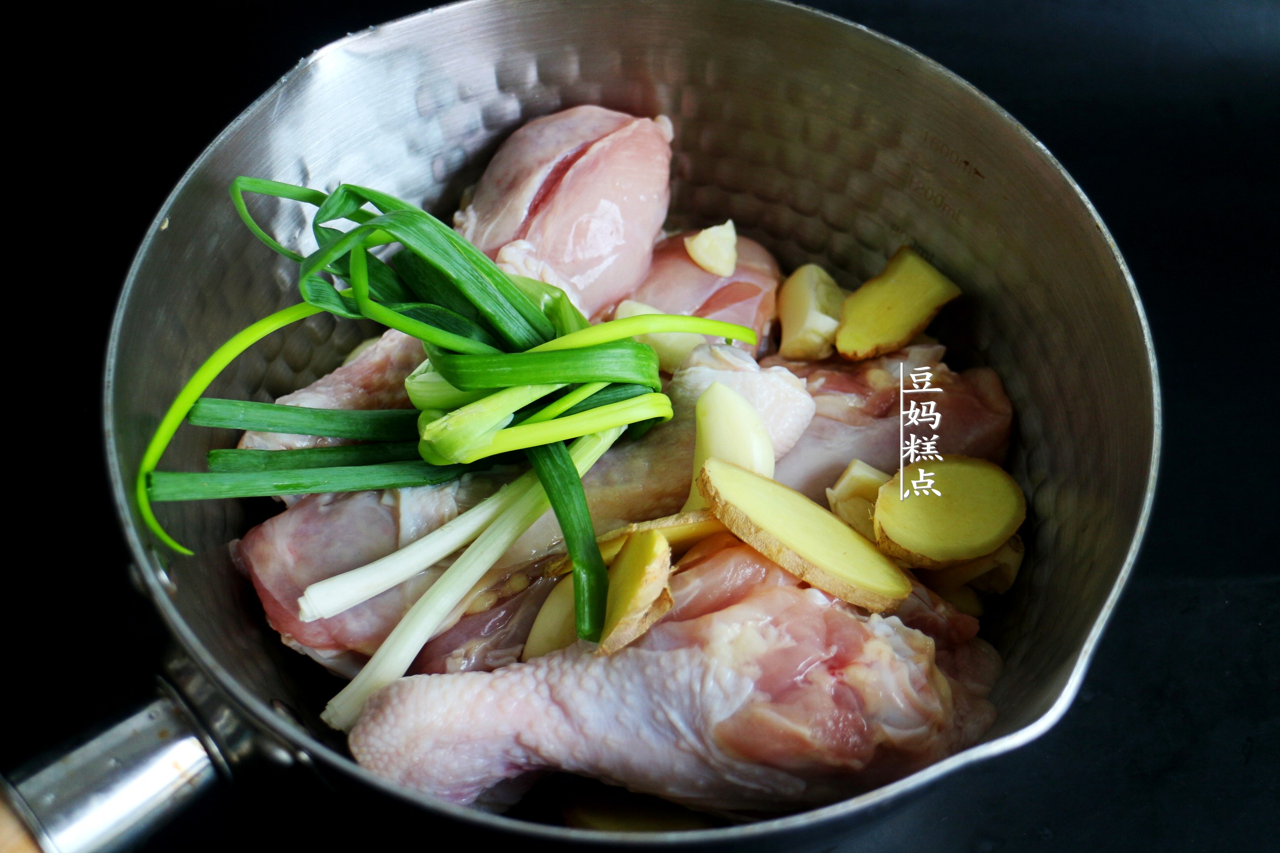 一个超简单的鸡腿吃法，煮10分钟，盖盖一焖，又嫩又入味