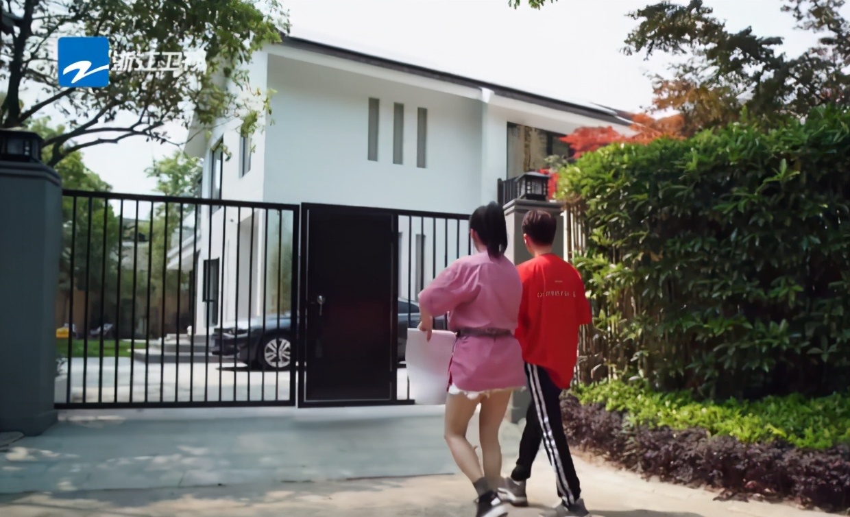 陈赫4岁女儿正脸罕曝光，脸蛋肉乎小眼睛像爸，