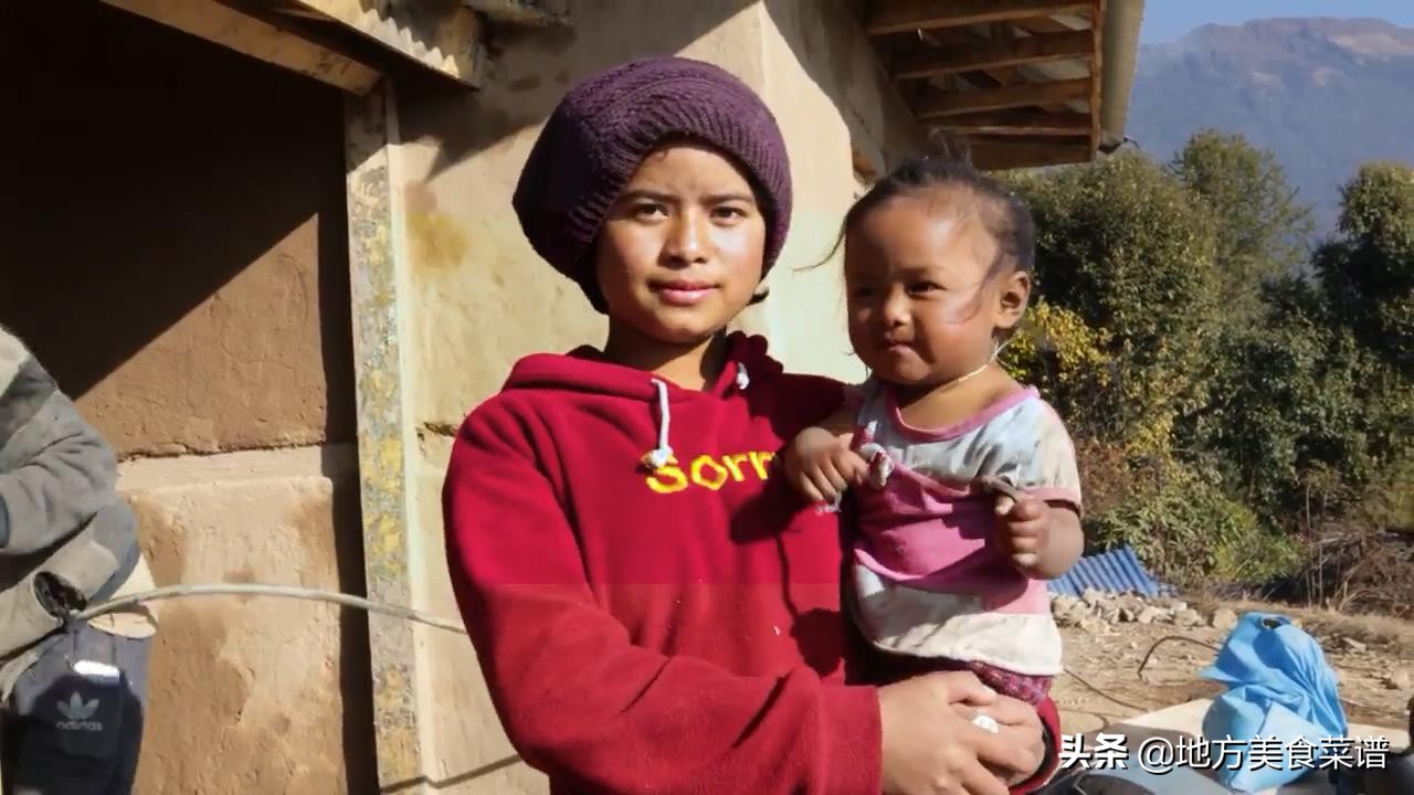 中國小夥幫尼泊爾貧困母親建新房快完工了，計劃幫她女兒買點土地