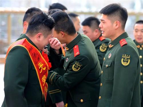 小妞电影：每一个女孩都是一束光，无论年幼