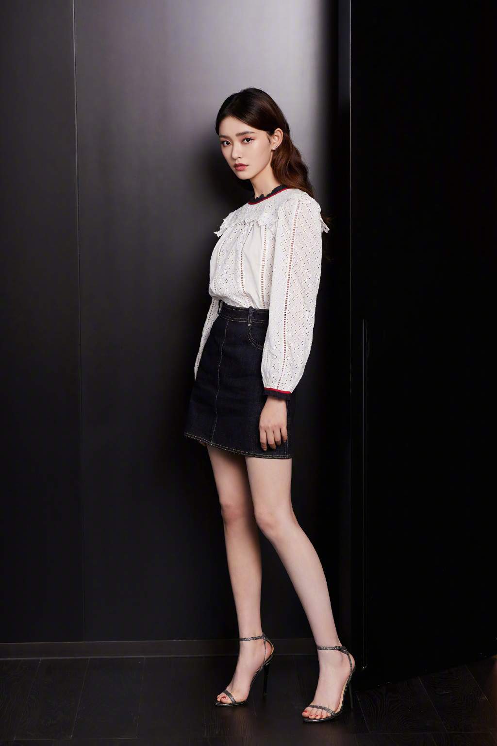 Lin yun beautiful legs pictures - iNEWS