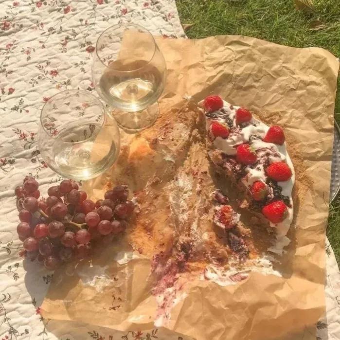 值得收藏的热搜短句文案「会过去的，会拥有的，会到来的。」