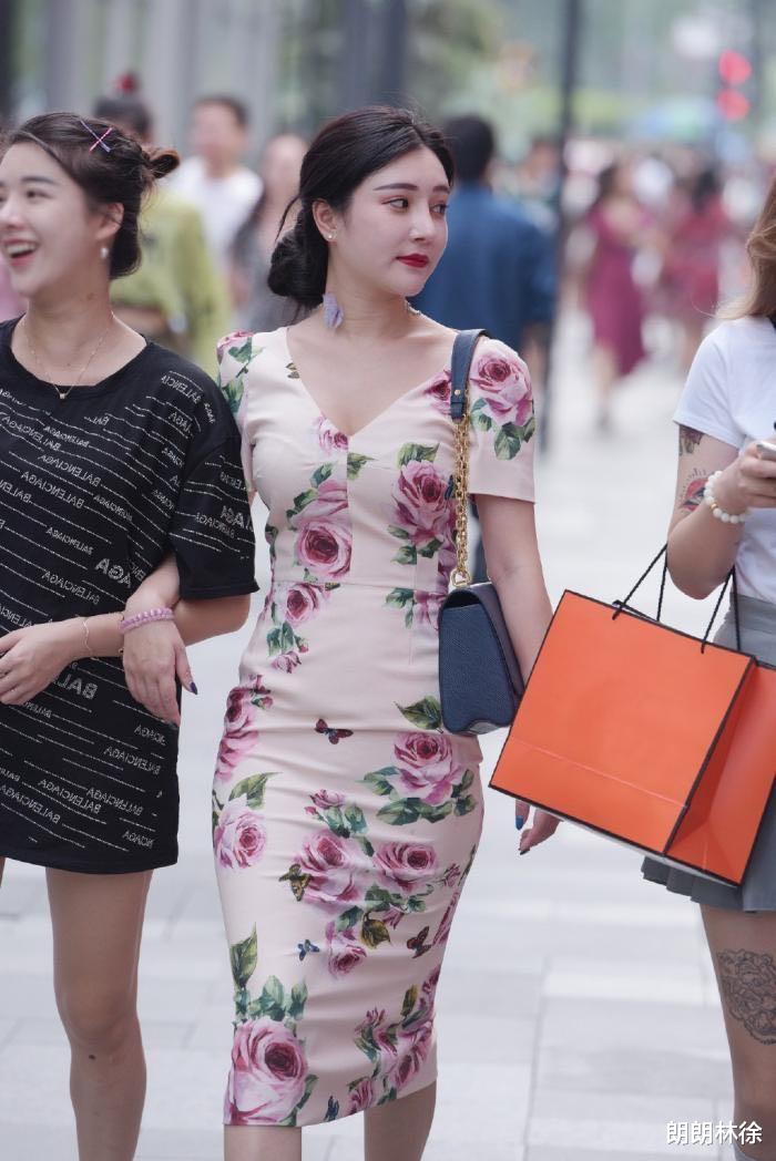 出门必须是前呼后拥的但是这身衣服是不是把家里的旧床单裹出来了