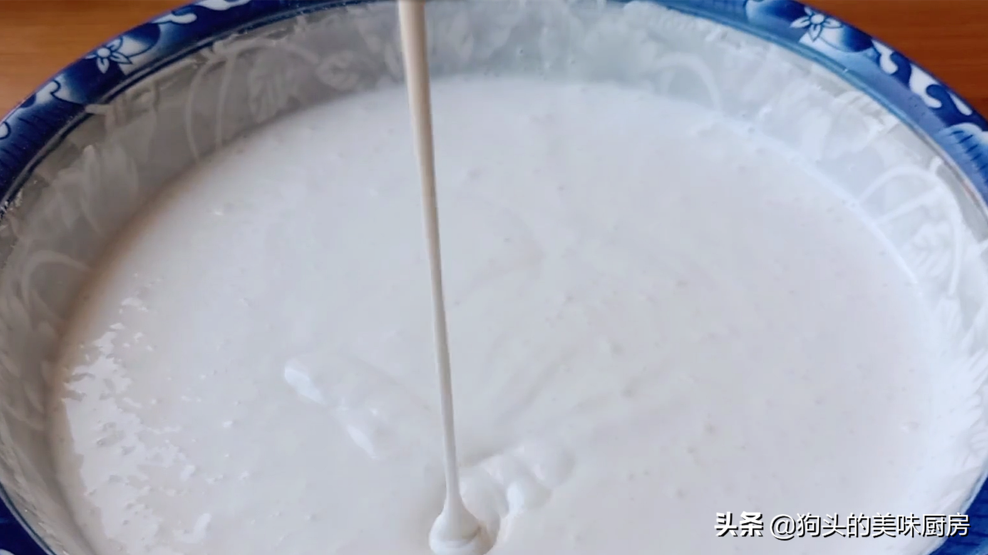 它比饅頭簡單，比麵包好吃，我家隔三差五就做，香甜鬆軟真好吃