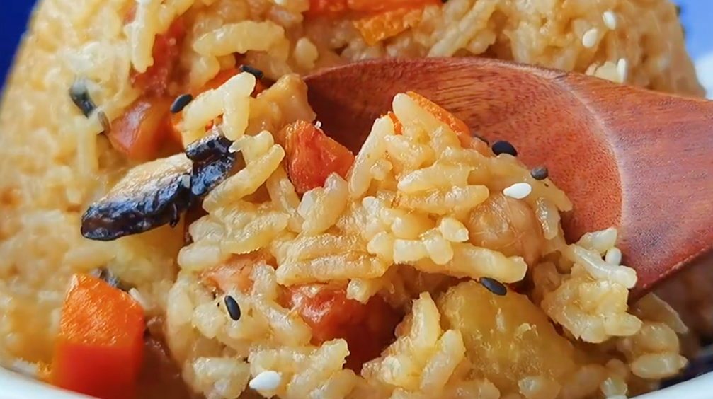 一把花生米放入大米里，太好吃了，大米不夠吃了，出鍋孩子搶著吃